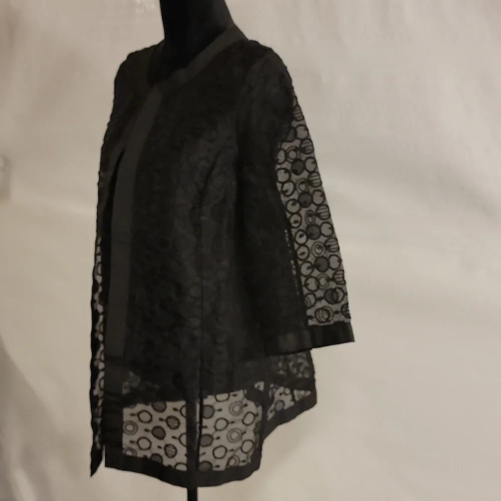 𝅺tahari Arthur S Levine polyester mesh open black blazer with circle design